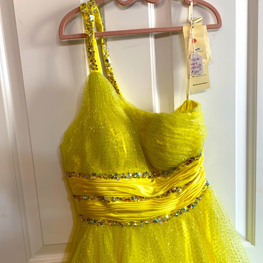 Yellow prom dress pageant dress. Size 4. NWTS.